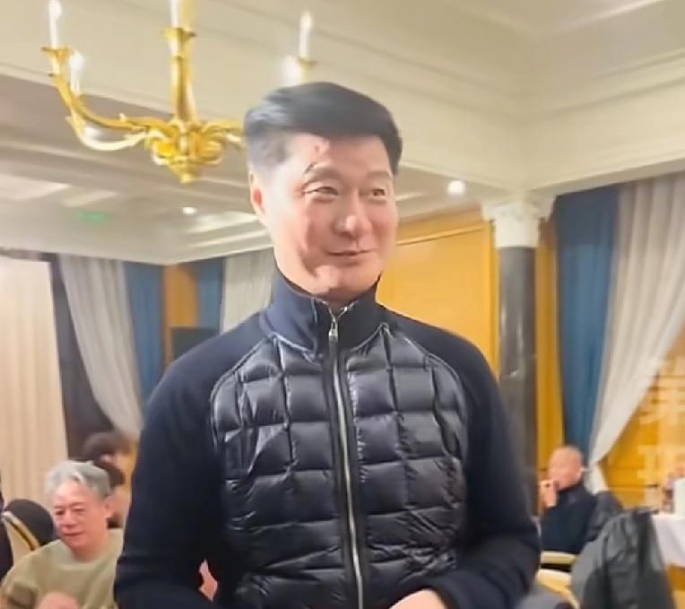 现在的老年人保养的就像是四五十岁的人，这是一位明星的父亲，今年已经75岁了但是