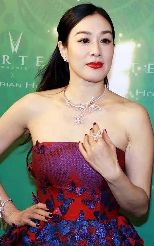 钟丽缇icon说，我长得那么美丽，身材那么好，老公张伦硕icon也那么帅，风度翩