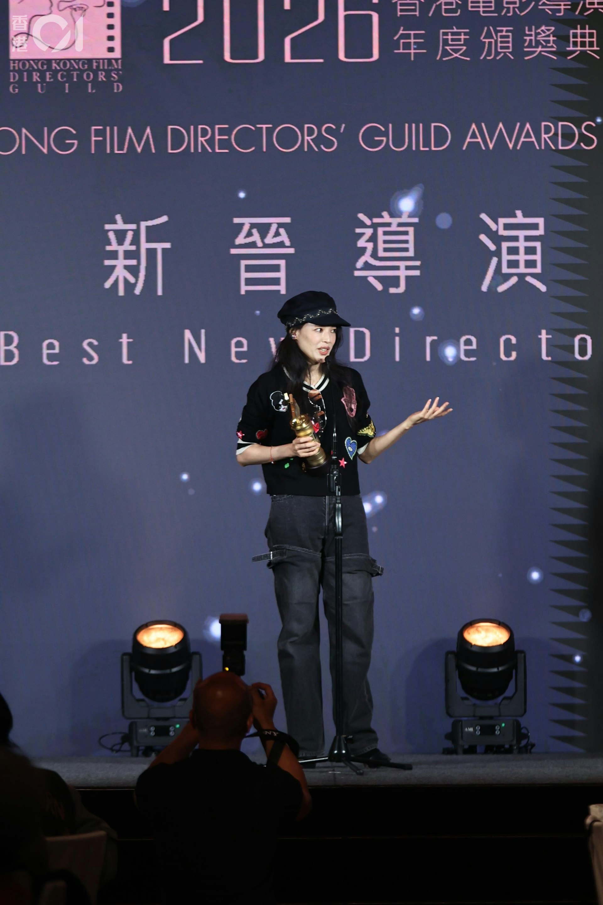 恭喜舒淇，获得香港电影导演会“新晋导演”奖项。台上刘伟强介绍舒淇出场时，拿舒淇