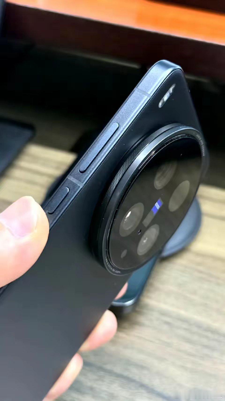 这相机厚得也太夸张了吧[捂脸哭]说实话，从iPhone17系列起，我可不会再为了