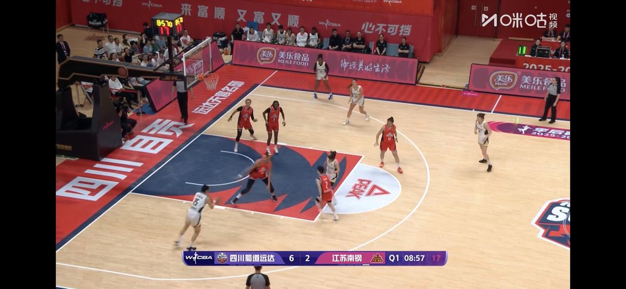四川女篮请的小外援今晚在证明自己啊四川女篮今晚的防守真的很给力刚刚上半场结