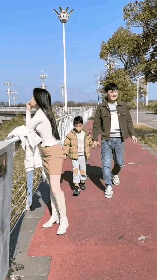孩子天真无邪，他太聪明啦[比心][比心]他想给爸爸找个伴，想给自己找个妈妈？没