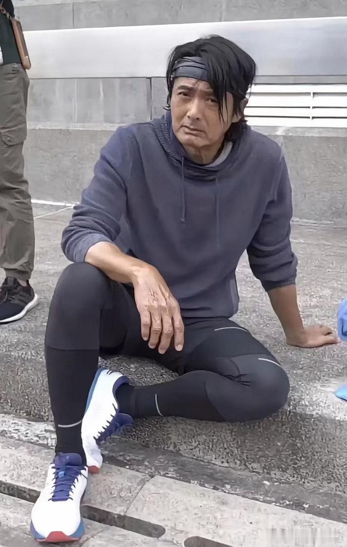 周润发为何不再宣布裸捐？因为赚钱真的很辛苦，他的总资产不多，才50亿，对比成龙、李连杰同级别的大碗少