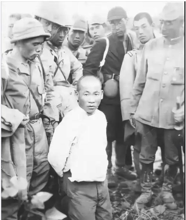1939年，一个“小男孩”在街上碰到了日本军官茨谷五雄，就朝他鞠了一躬，但茨