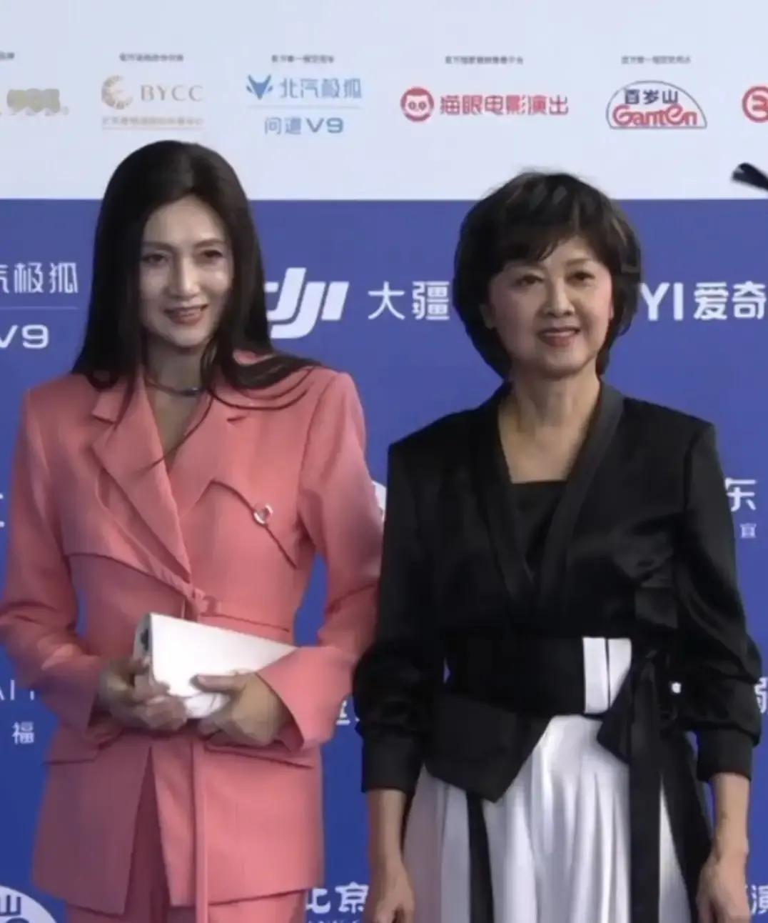 林芳兵当年差点成了女儿国国王。82年杨洁挑人，她第一个进组试镜，转身就跟所有人