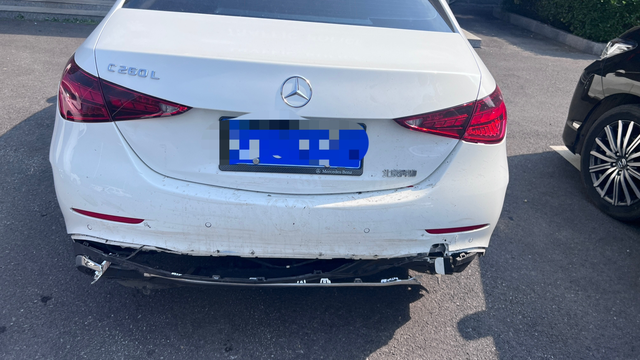 奔驰C真实碰撞体验人生第一次被追尾，高速一个车道修路，我跟前车都停住了好几秒，