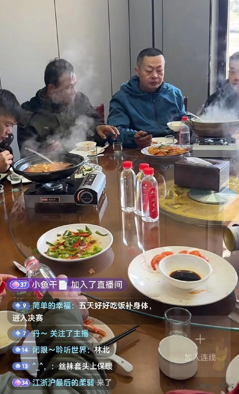 荒野求生肉刚上桌就被抢光，52度白开水成硬通货刚从七星山野地下来的选手们，把