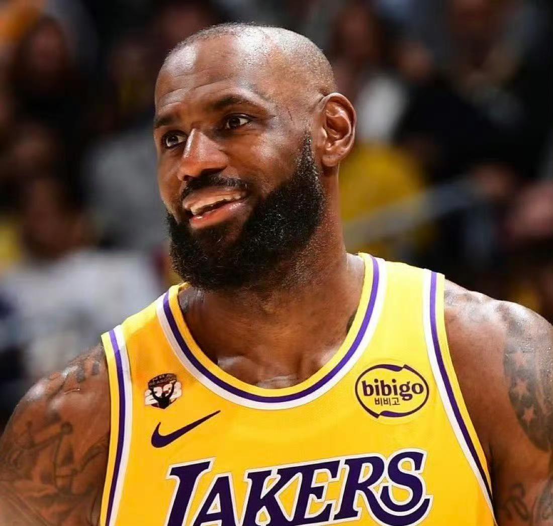 詹姆斯跨界神预言！当超级碗中场秀的灯光聚焦于舞台，篮球界的“国王”勒布朗·詹姆