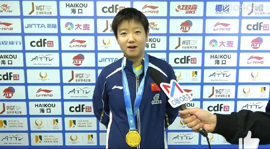 关键球上，裁判把孙颖莎的一个疑似擦边球判给了王曼昱，来听听孙颖莎赛后的回应：