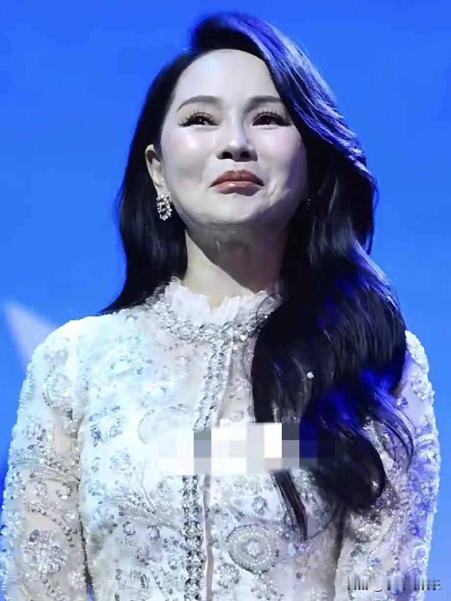 伊能静的无修生图，多少有点打回原形了，平时看她直播开着美颜看着像二三十
