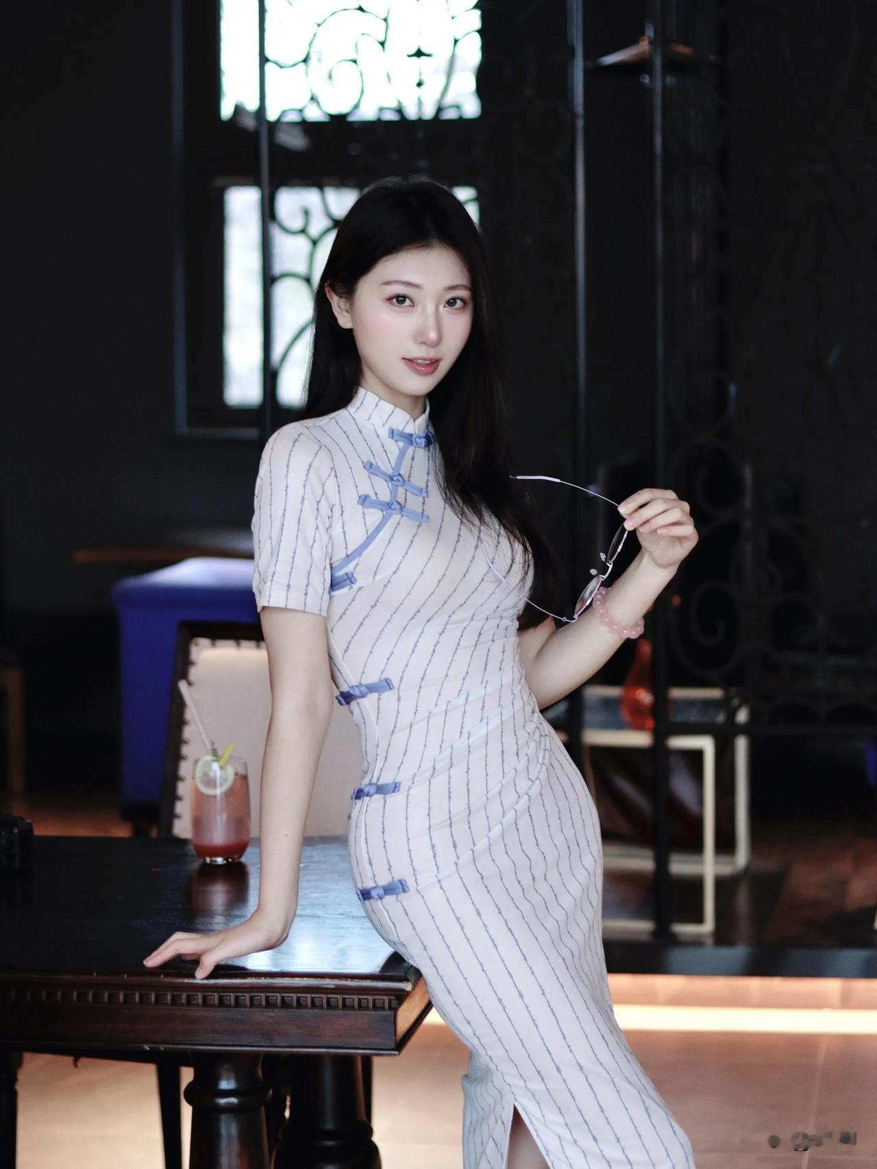 她长着一张东方美的脸今天是清冷白月光的旗袍造型这样看起来会有一点书香气~解