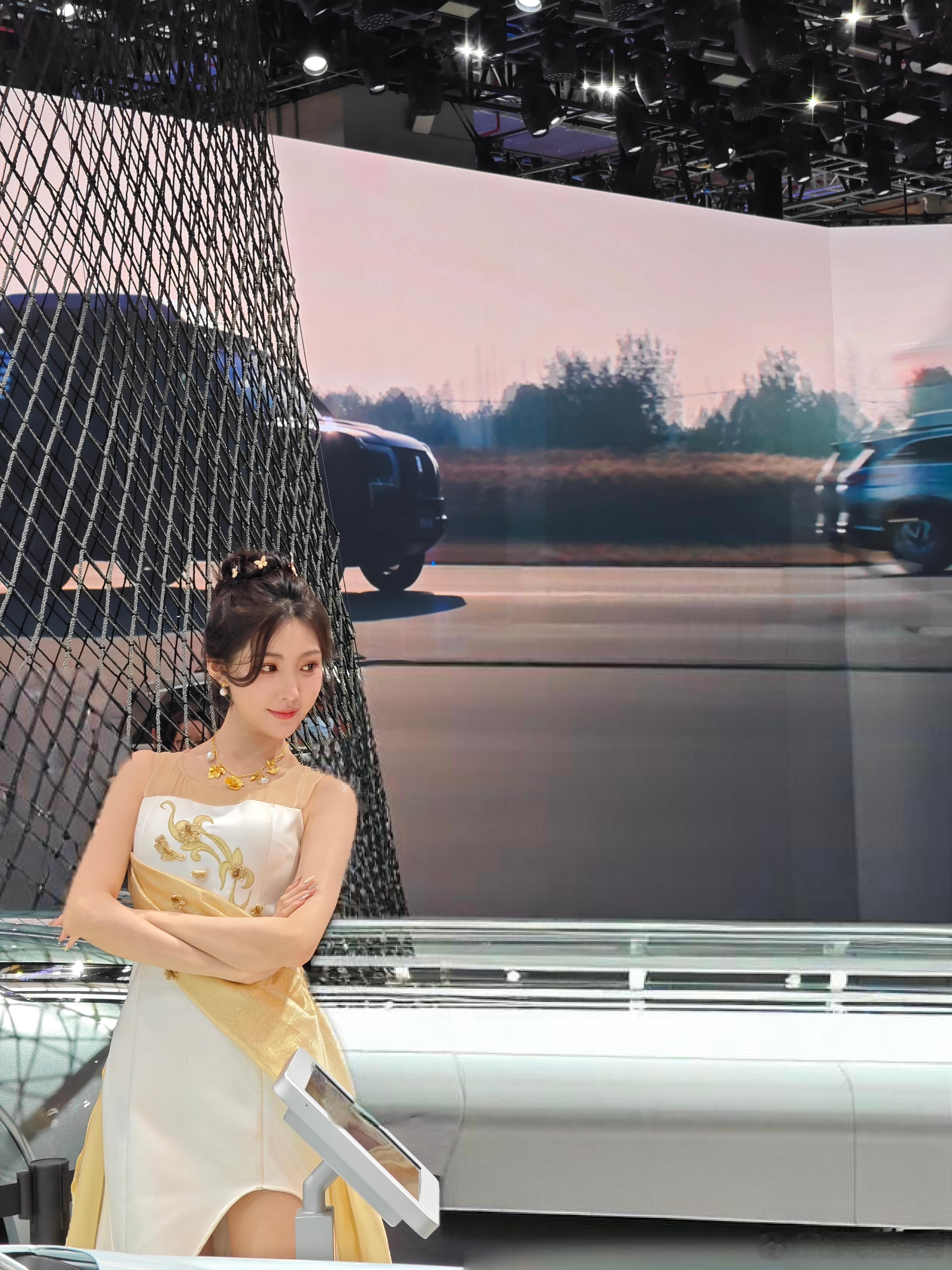 首先来个美女镇楼，这次上海车展真是大开眼界。过去前几天，日产N7在5.1强势发