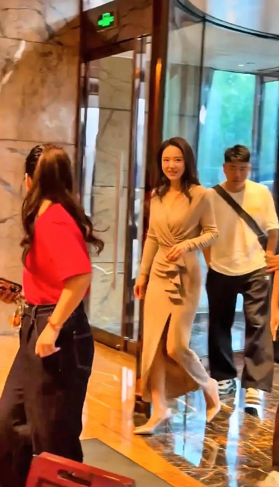 董璇是不是也没什么靠谱的造型团队？但凡有个像样的助理，都不会任由董璇穿的那么不靠