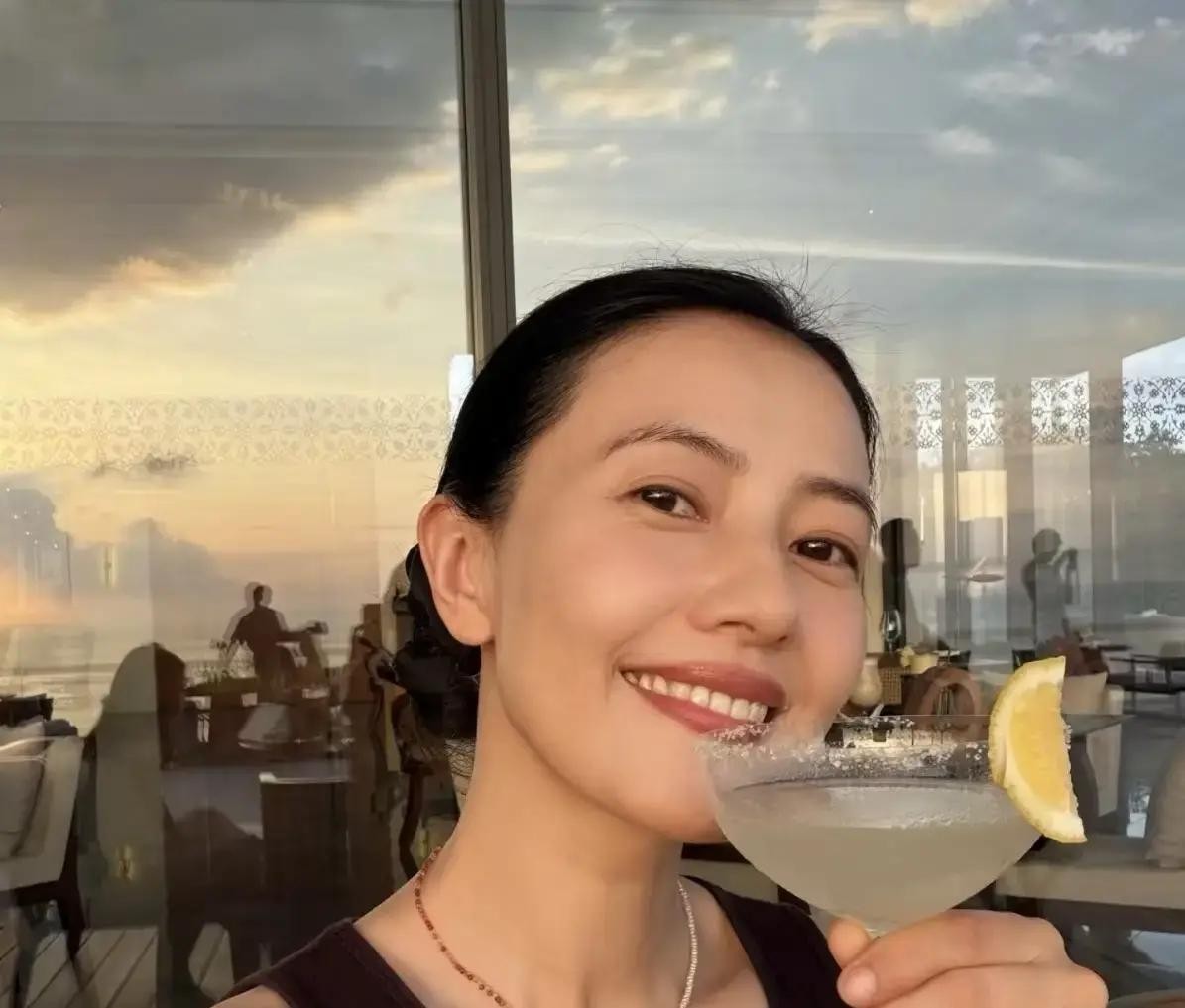 46岁的高圆圆，一身棕色丝绒长裙出现在纽约，很多人说她还是那么美，但我总觉得，这跟当年那个演周芷若的