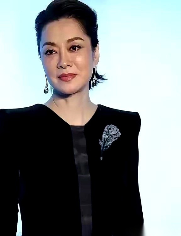 聊起内地乐坛的往事，总绕不开一段陈年“旧账”。当年，年轻的那英在老师谷建芬面前直跺脚，抱怨老师太偏心