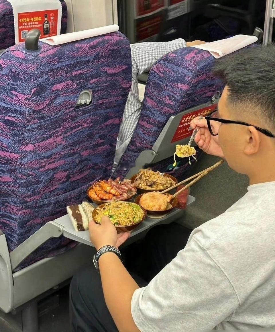 饿着肚子赶高铁，看到这一幕惊呆我了！真把高铁当自己家了