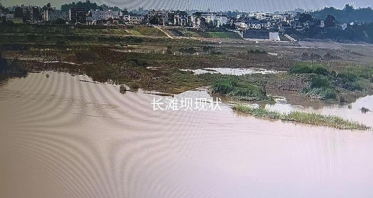 长江泸州段，水位一落千丈。15号还在5.5米，26号直接干到3.72米，比五年