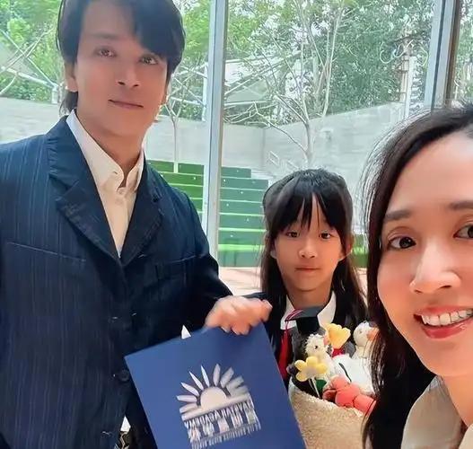 陈晓东11岁大女儿朵朵近日曝光近照，眉眼清秀与父亲年轻时神似度极高，尤其是那双杏