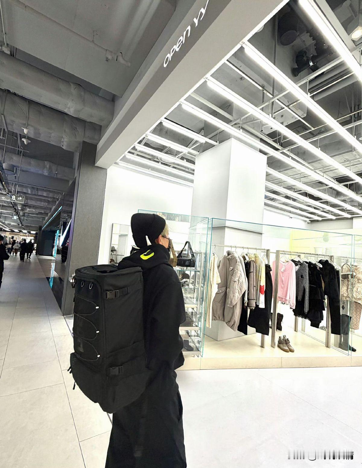 廖语辰晒照，配文问苏醒到底出门要带什么。她给他买过很多精致的包。他最终选中的