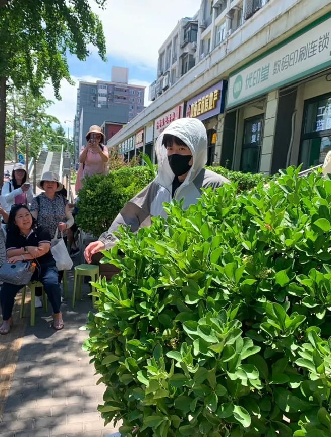 王楚钦吃完午饭从玉桥餐厅出来啦，穿着白色防晒衣，带着黑色口罩，依然帅气，今天去玉