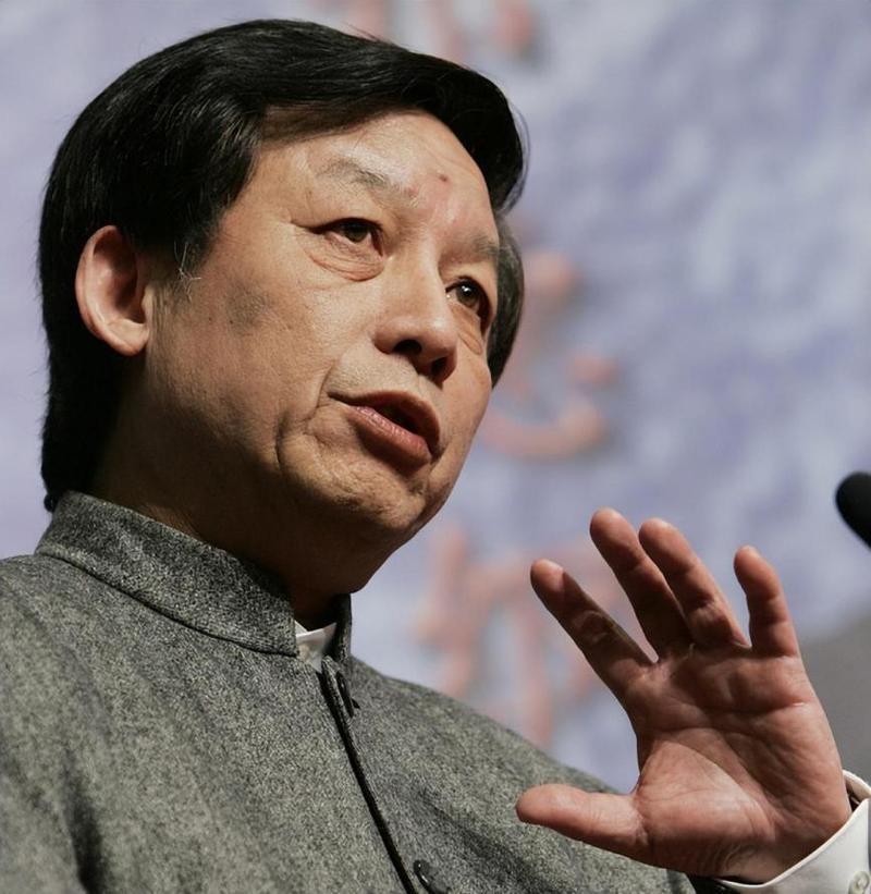 他是武汉大学历史系的副教授，教了十几年书，一直评不上教授，只好辞职，到了厦门大学