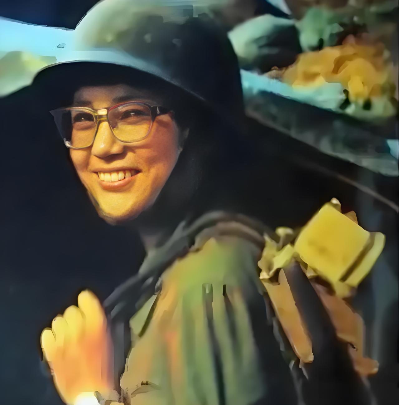 这个微笑的女兵名叫刘亚玲，她从第四军医大护训班毕业后，主动要求分配到老山前线陆军