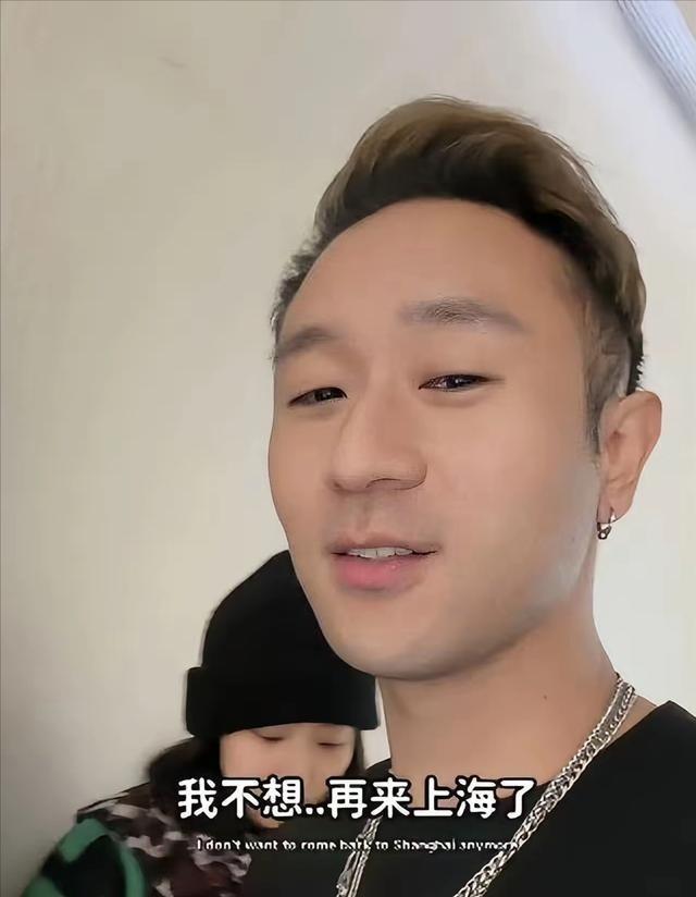 真是太奇葩了！台湾某位几十线小歌手，最近来上海逛商场，结果逛到一半，发现自己身上