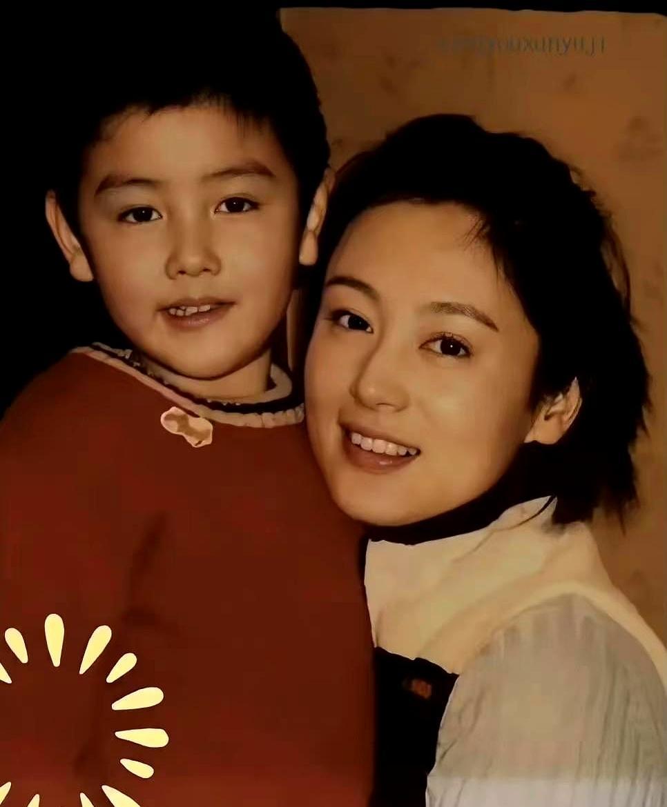 以前大家都盯着他那张远看像妈、近看像爸的脸，嘲笑他是圈内最强关系户。可谁能想到，