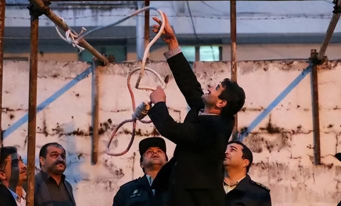 伊朗不再忍了，摩萨德安插的“内鬼”被当众绞死！4月21日，摩萨德在伊朗的骨干