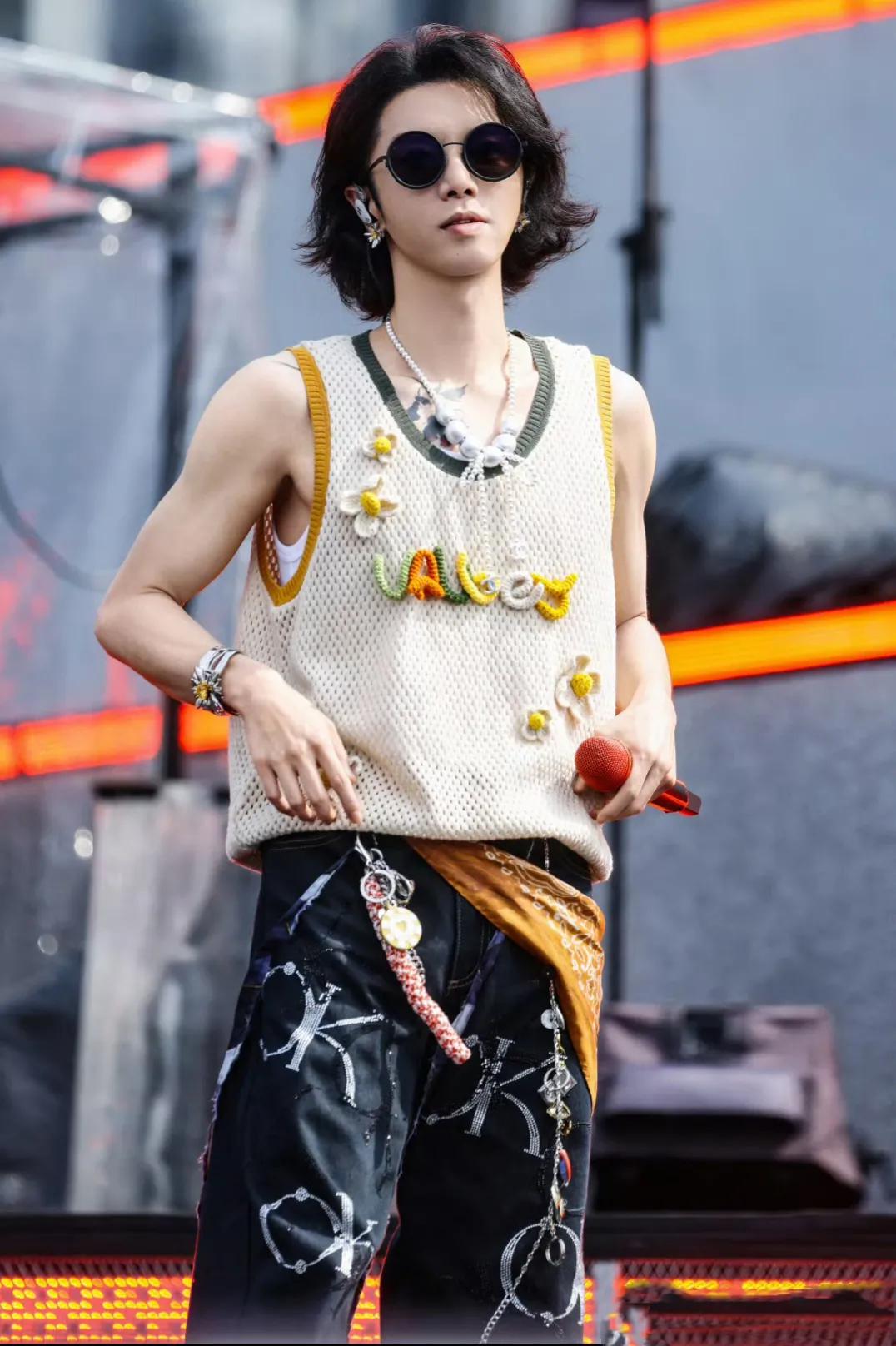 华晨宇：以首创日出演唱会开启音乐新纪元作为华语乐坛的先锋音乐人，华晨宇始终以