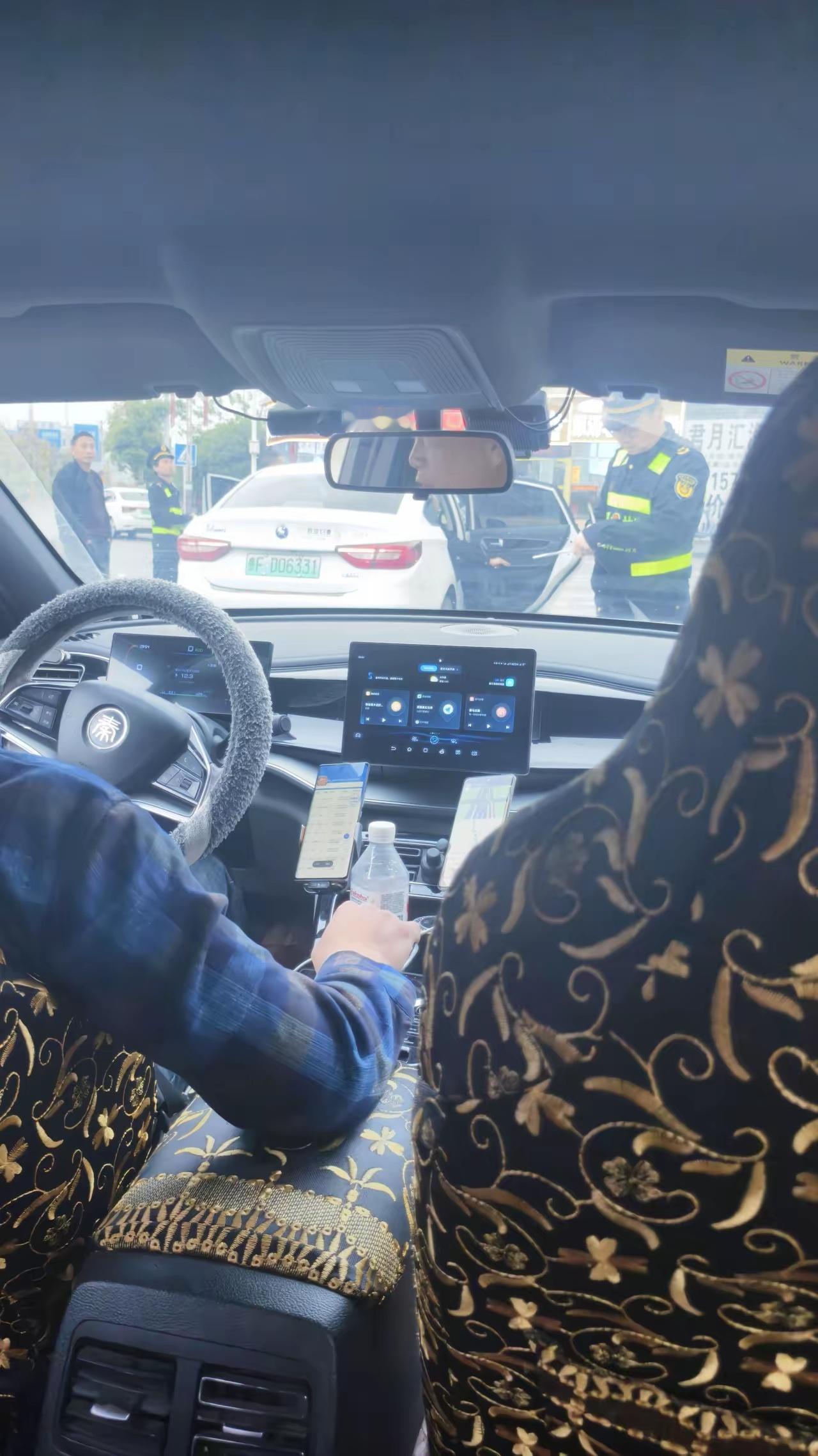 出差那么多地方乘网约车，还是第一次碰到执法：查司机定单，这该怎么评价呢？