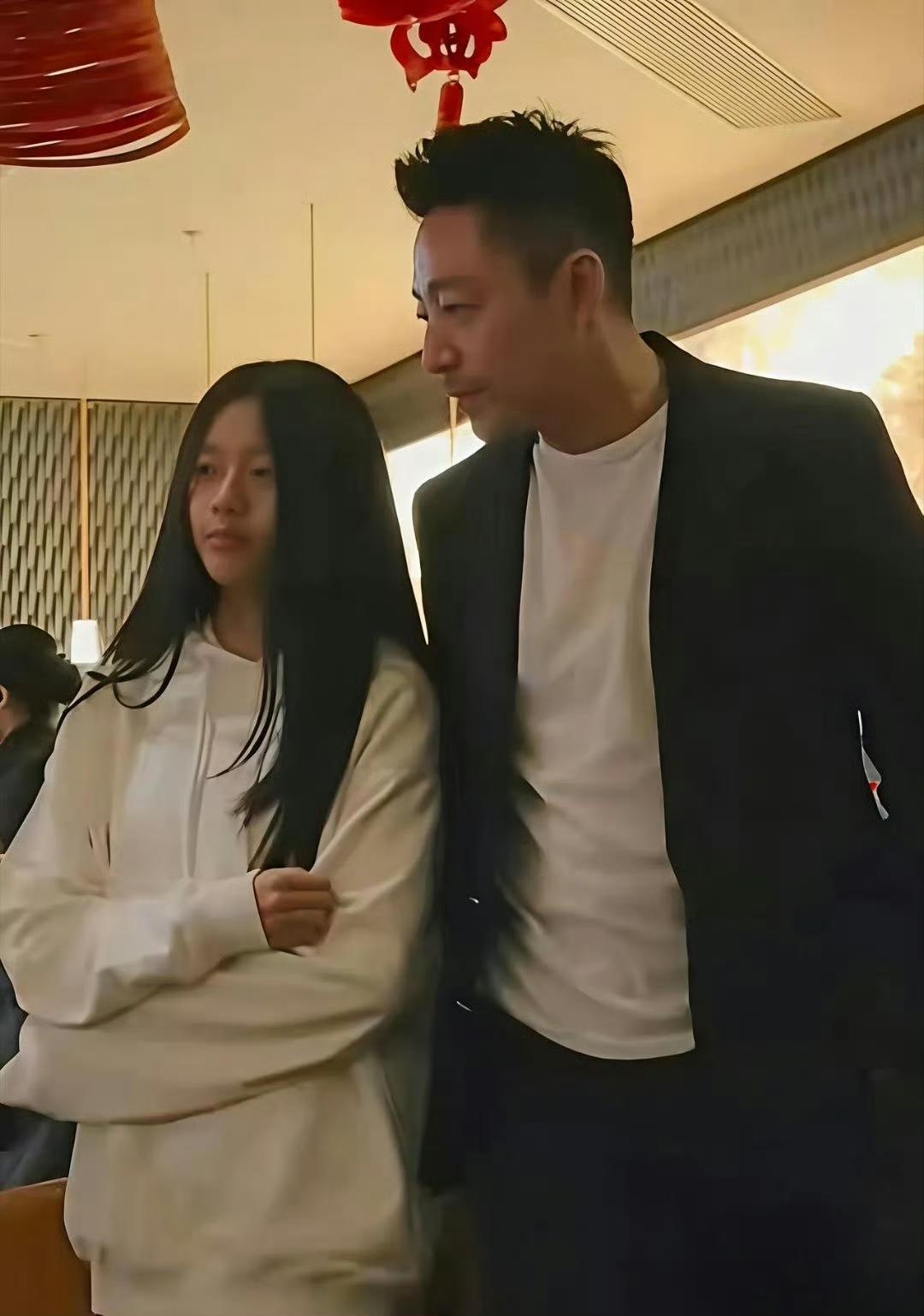 大S小S女儿差距引热议！真正的富养，是刻在骨子里的松弛感都说孩子是父母的“