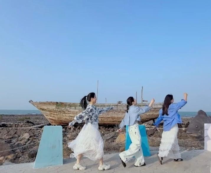 沈月镜头下的闺蜜沈月不愧是客栈专业摄影师📸镜头下的闺蜜情太有质感，从取景到引