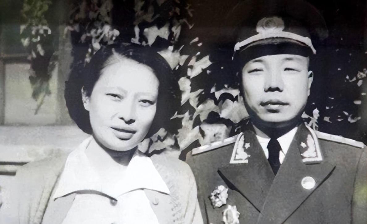 萧华暗恋勇敢女战士却羞于表达，于是让罗荣桓帮忙询问女战士是否对自己有好感？19