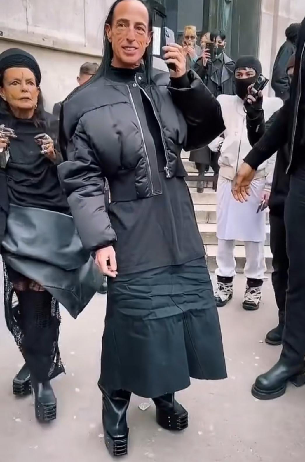 偶然刷到这两口子，虽然感觉怪异，但似曾相识！想起来了，2024年，他俩因造型