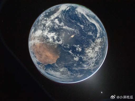 阿尔忒弥斯2号宇航员悬窗照是时隔半世纪人类再次从深空凝望地球，漆黑宇宙里那颗