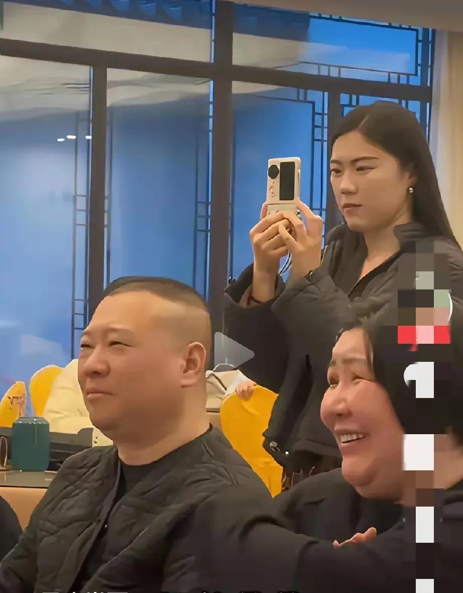老郭心里的苦，只有他自己最清楚。所以，不要去羡慕任何人，别人心里的憋屈，是外人