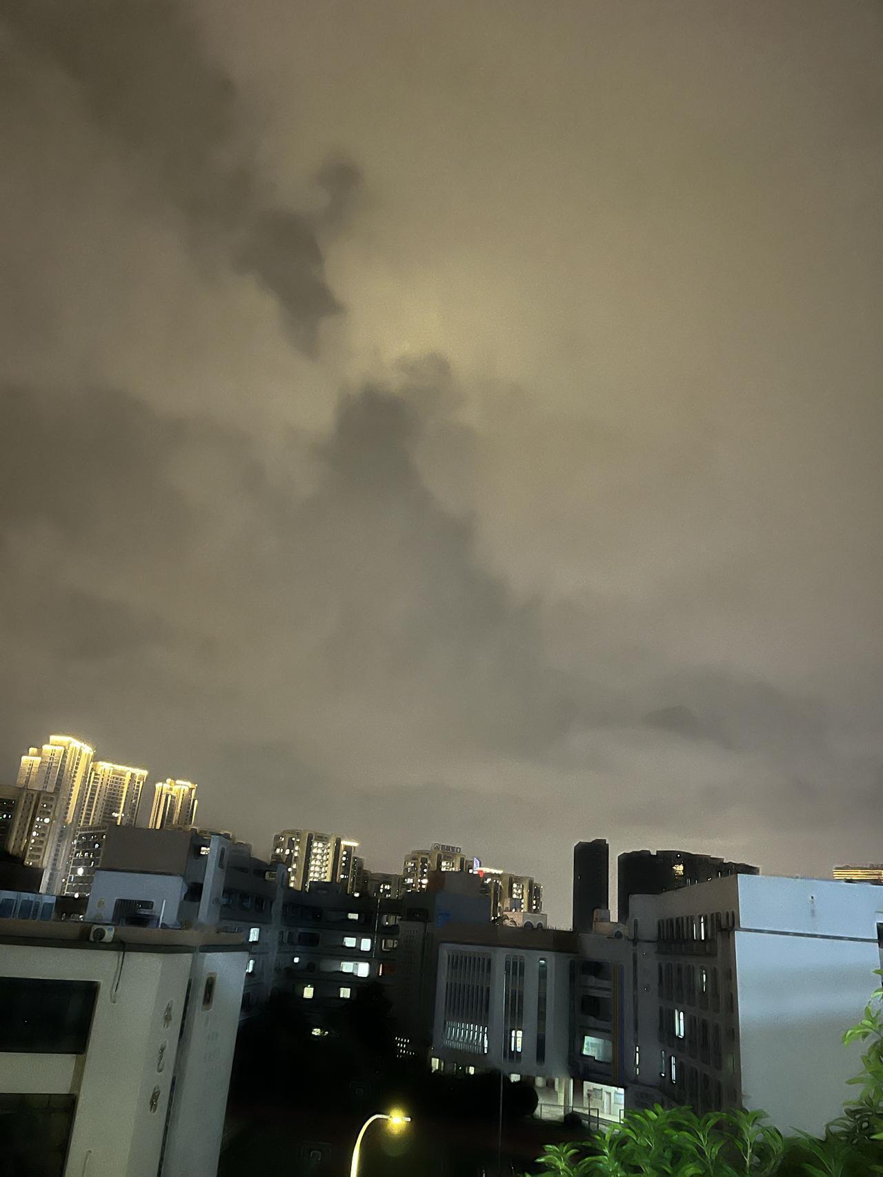 一觉醒来天塌了！！凤凰台风来袭！昨天刚跟朋友说，今年夏天福建很幸运，没有被台风