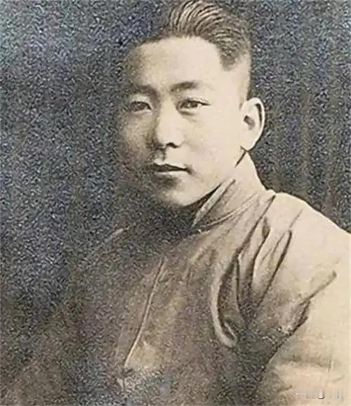 陈乔年26岁牺牲留下遗腹女，66年后女儿跪墓碑前哭喊一声爸，这一跪等了三代人19