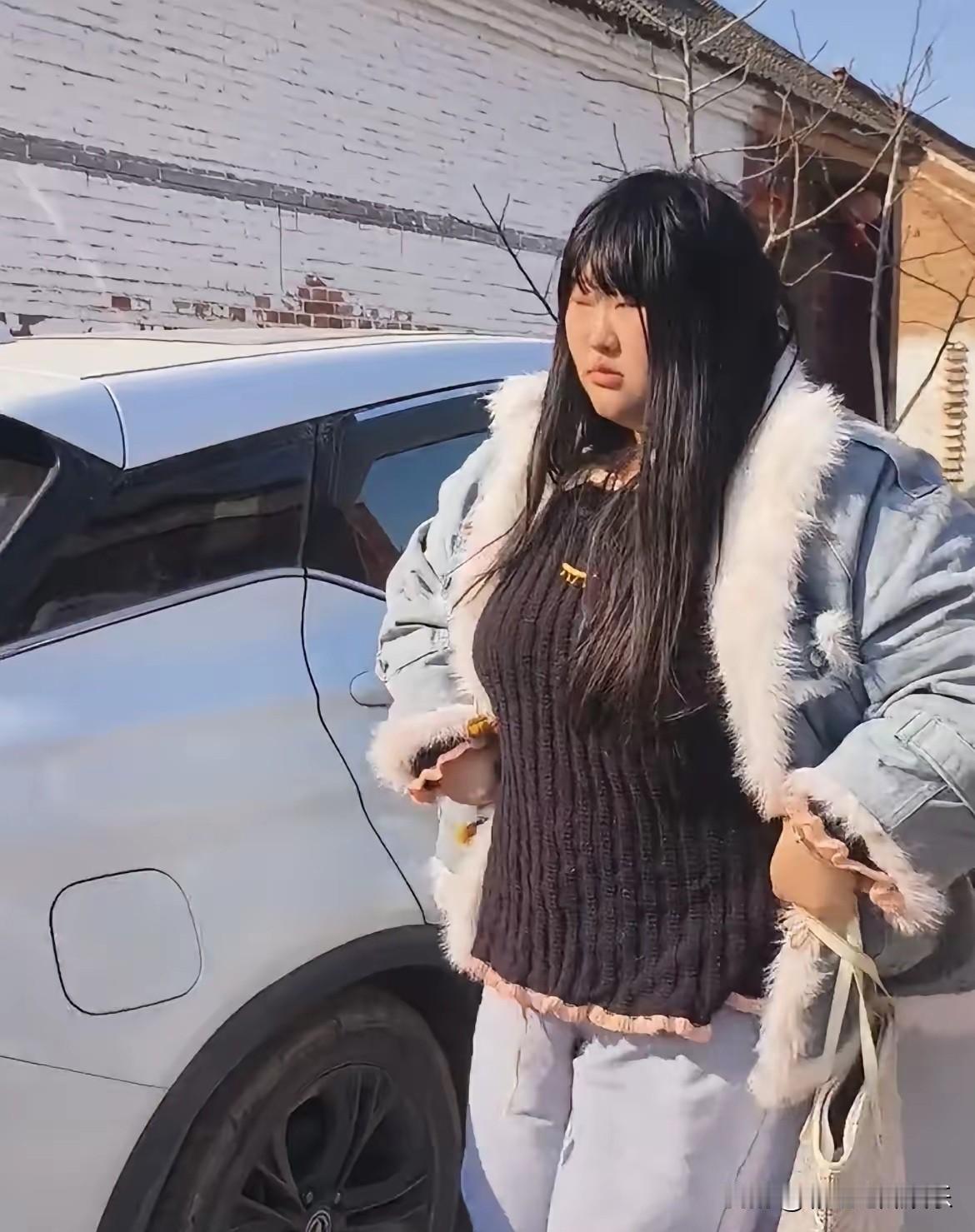 大衣哥女儿过年骂人，拍视频够吃药吗？说明她真的没有素质与家教，相由心生具象化了。