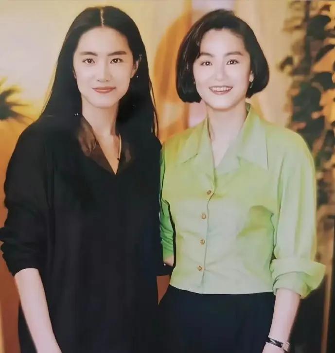 一头短发的林青霞和一头长发的替身站在一起，这个替身真的很像林青霞，感觉更好看。