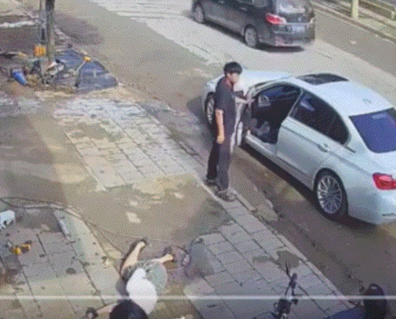 寒心了。一网友发视频称，女子刚去医院做完人流回家，而下车后，女子因下腹痛倒在了地