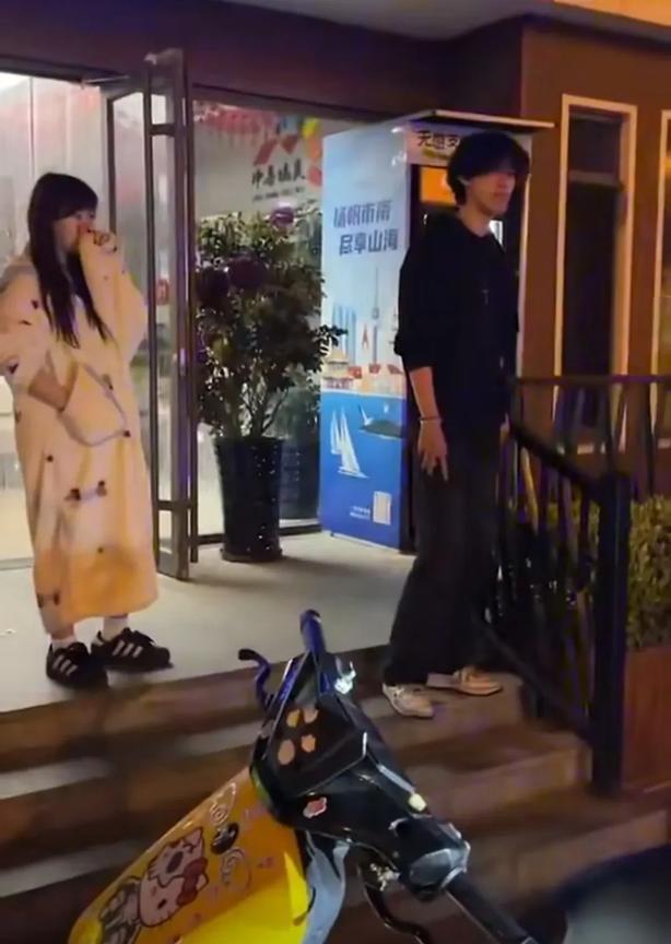 山东青岛，情侣偷外卖被全城外卖员围堵。5月21日夜，青岛上演了一出令人瞠