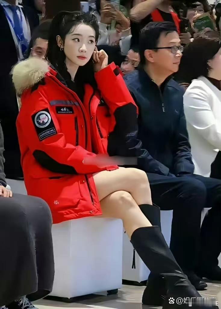 看了张艺凡才知道，原来有人翘二郎腿一只脚可以踩到地上，太厉害了吧！