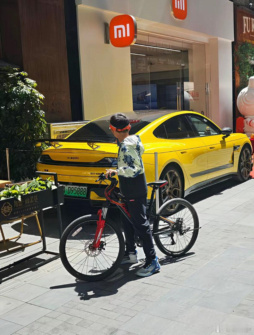 外国小孩这第一反应很真实了，没有受黑子的影响！就是自己心里单纯的喜欢