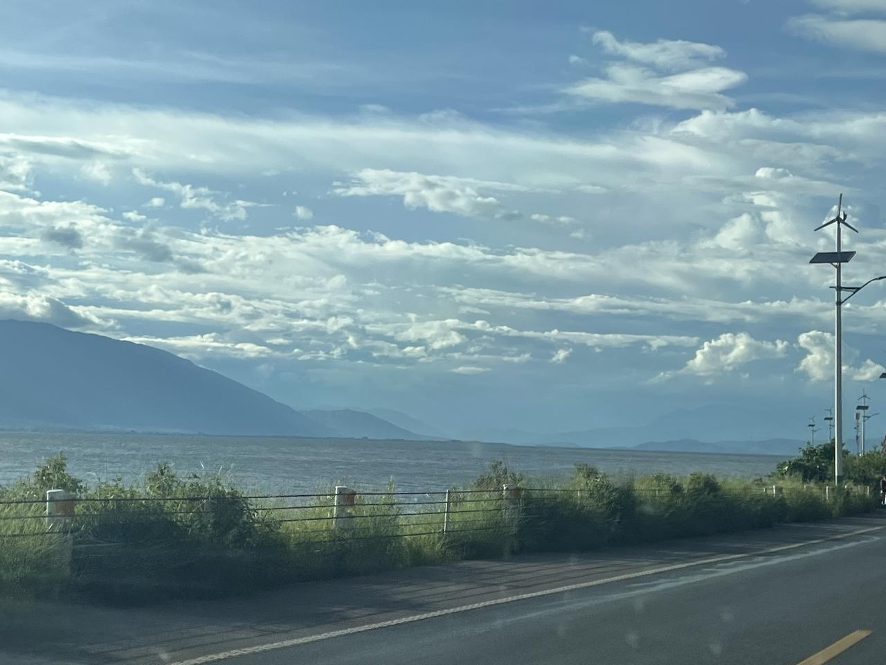 昨天上午，接到教育局某个科长的电话，说是他的一个亲戚家的孩子，现在某个民办学校上