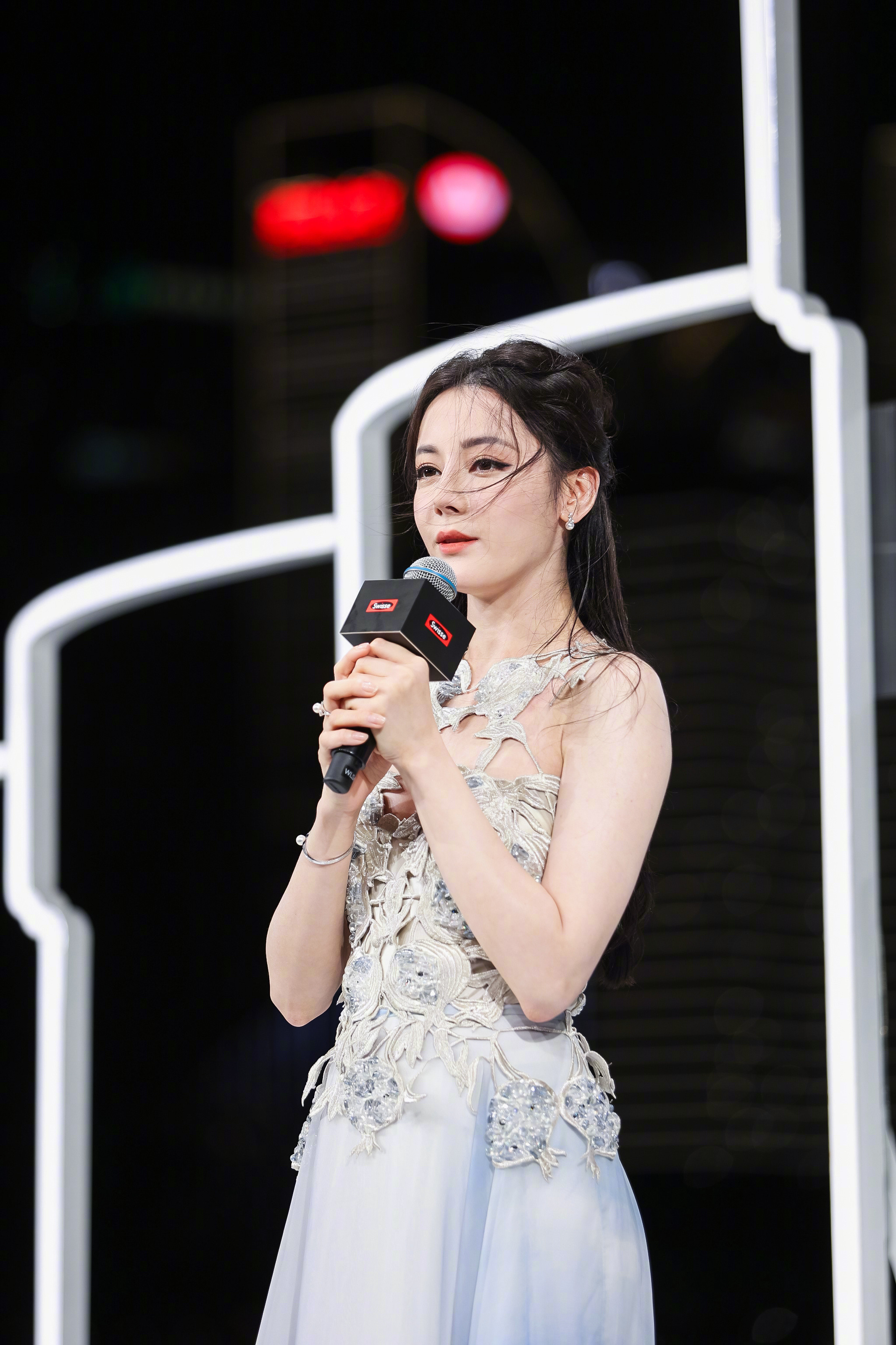 热巴怎么能漂亮成这样我趣~看了热巴现场路透图不得不猛夸热巴！！这现场状态也太能打