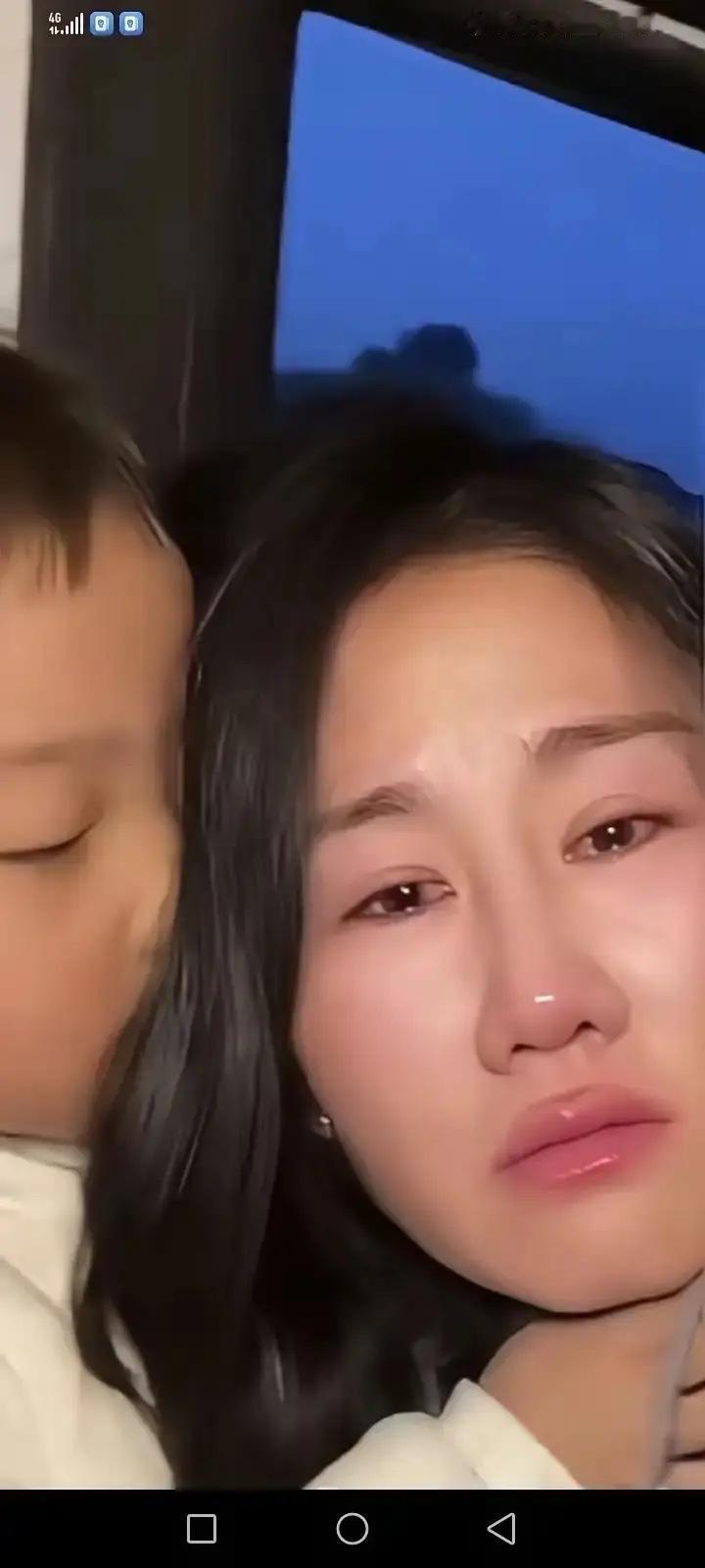 泪奔，听哭了，离婚后无家可归，妈妈带孩子在外租房子住，孩子突然问妈妈？快过年了，