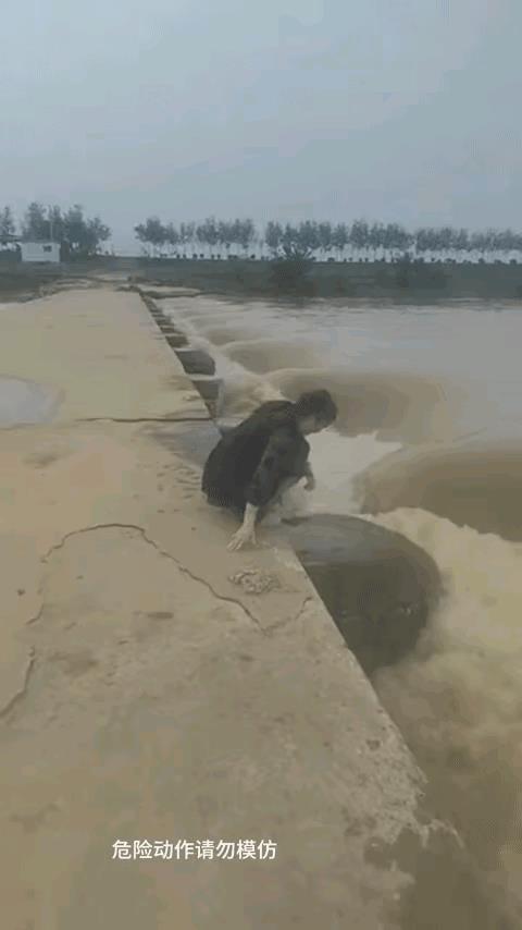 看她这个作样我恨不得踹她一脚就舒服了[汗]