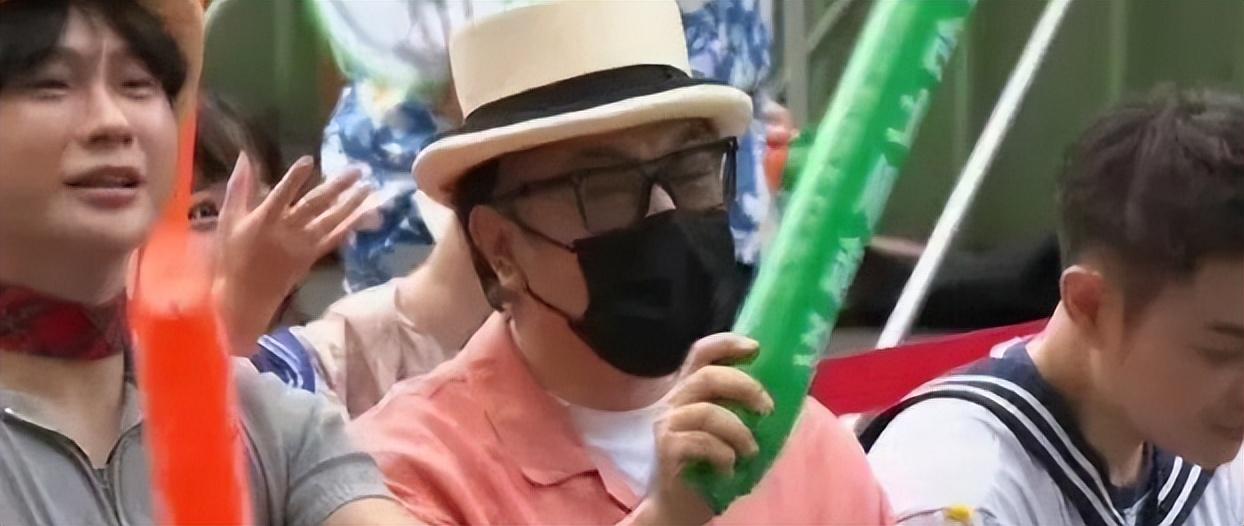蔡康永露馅第三天，军媒评论终于发声，吴奇隆等台湾艺人啪啪打他的脸。国庆节前后